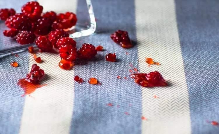 پاک کردن لکه آب میوه از پارچه