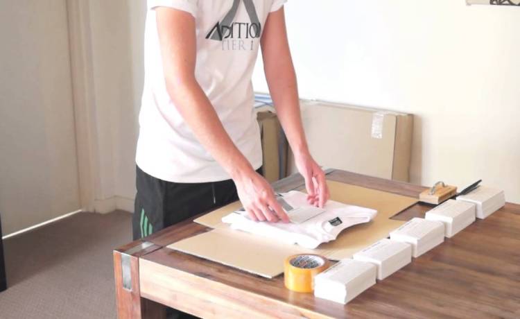 لباس‌هایی که درون جعبه بسته بندی می‌شوند