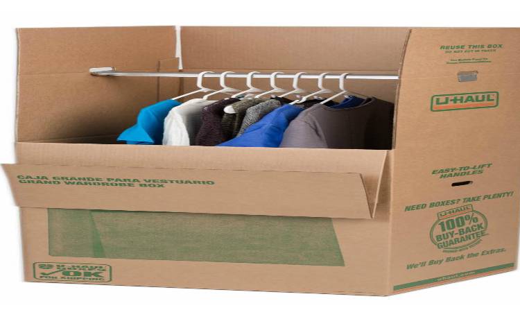 لباس‌هایی که روی قفسه به فروش می‌رسند