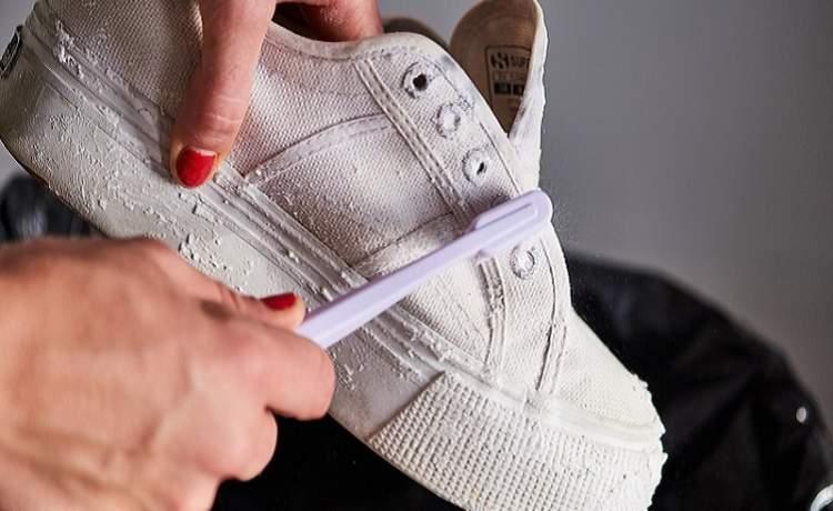 تمیز کردن کفش سفید با آب و صابون