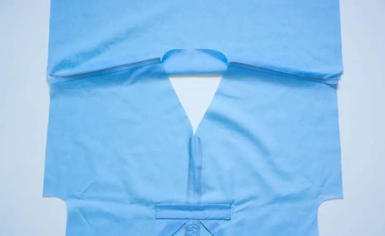 مرتب سازی نخ‌ها و اتوی نهایی در دوخت یقه هفت