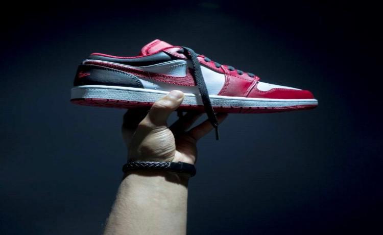 بررسی جنس کفش کتانی