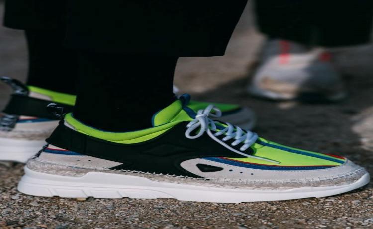 توجه به لژ کفش کتانی