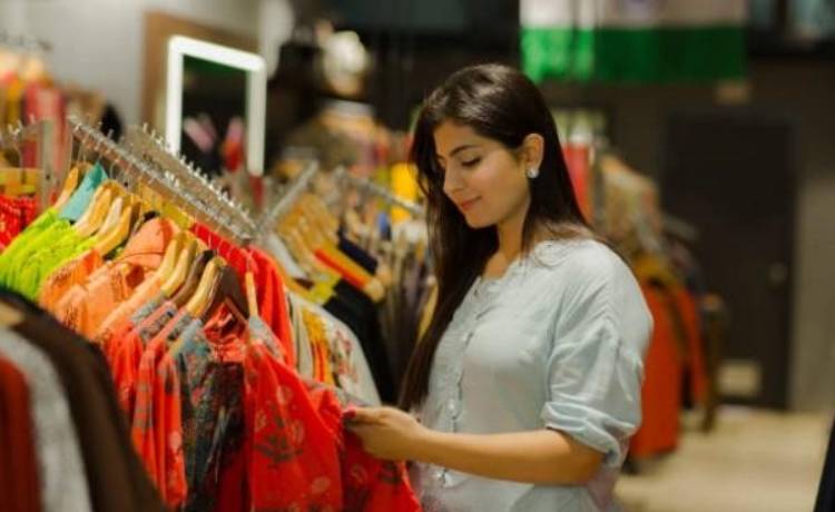بهترین راه‌های تبلیغ لباس فروشی زنانه + ۷ نمونه متن جذاب تبلیغاتی
