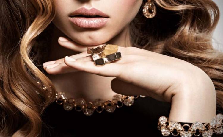 جذابیت استایل مشکی با جواهرات خاص