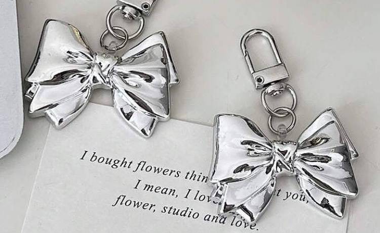 چگونه آویز کیف را با لباس و کیف ست کنیم