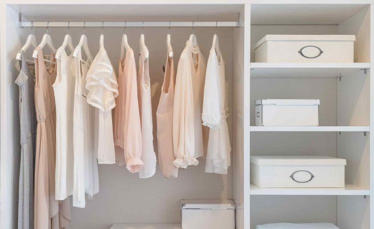 بهترین ایده برای نظم دادن به لباس‌ها با کمد کپسولی