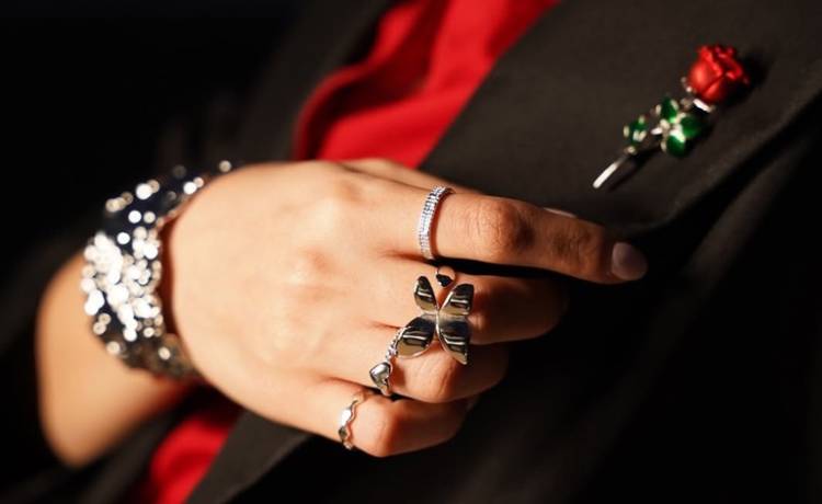 اکسسوری‌های خاص مانند گل‌سینه برای روز مادر