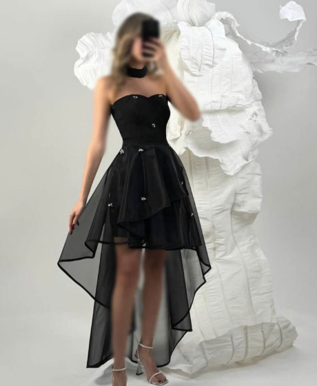 لباس کوتاه با دامن دنباله‌دار و پارچه شفاف