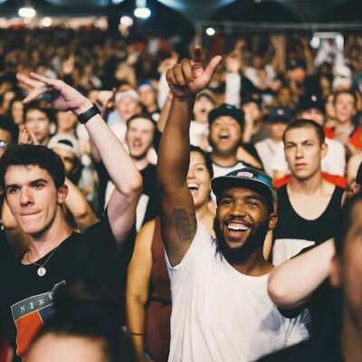 برای کنسرت لباس چی بپوشیم؟ لباس مناسب برای کنسرت چیست؟