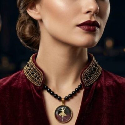 راهنمای ست کردن انواع گردنبند بر اساس طول و فرم یقه لباس (Decolletage)