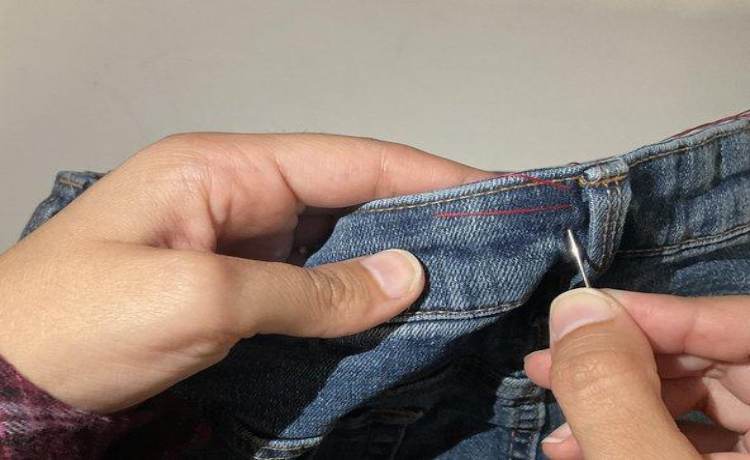 تنگ کردن شلوار جین با دست