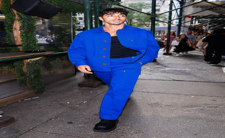 رنگ لباس مناسب پوست سبزه مردانه آبی کاربنی