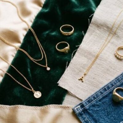 راهنمای ست کردن طلا با انواع پارچه؛ از ساتن و مخمل تا لینن و جین