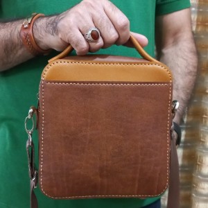 خرید اینترنتی کیف دوشی مردانه با چرم طبیعی(دستدوز)
