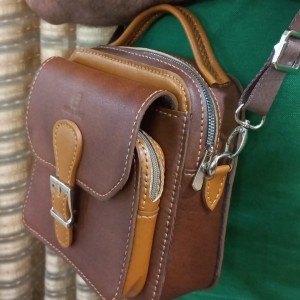 فروش اینترنتی کیف دوشی مردانه با چرم طبیعی(دستدوز)