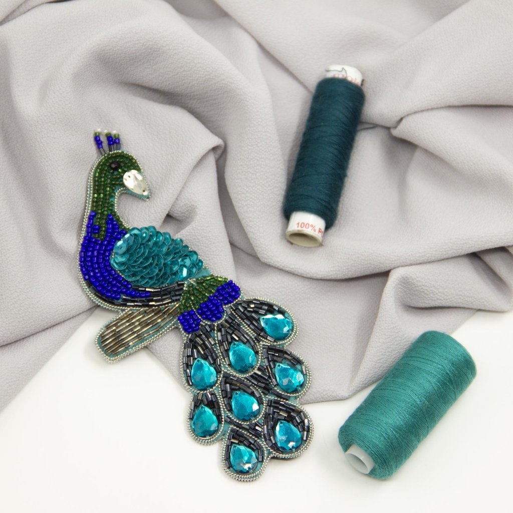 گل سینه جواهردوزی دست ساز طاووس